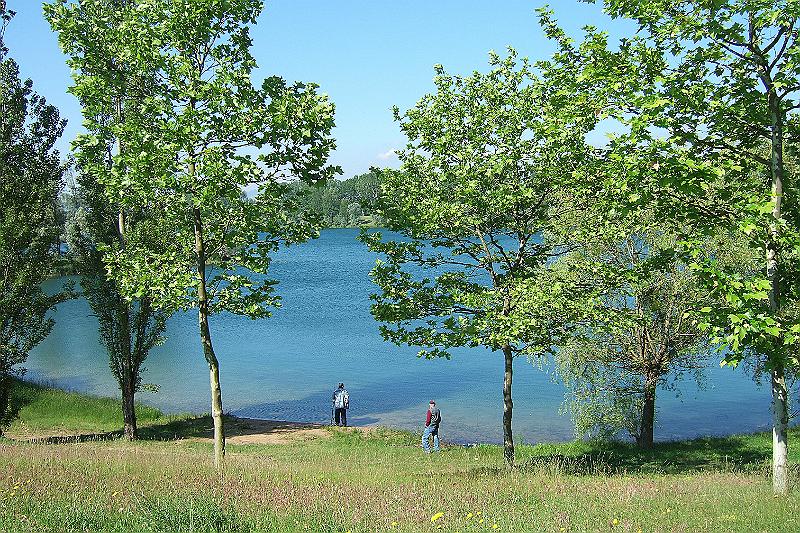 2010-06- (1).JPG - Kurz hinter Belleville kommen wir an einem ehemaligen Baggersee vorbei - heute ein kleines Paradies für Angler und gestresste Bürger von Belleville - falls es solche geben sollte